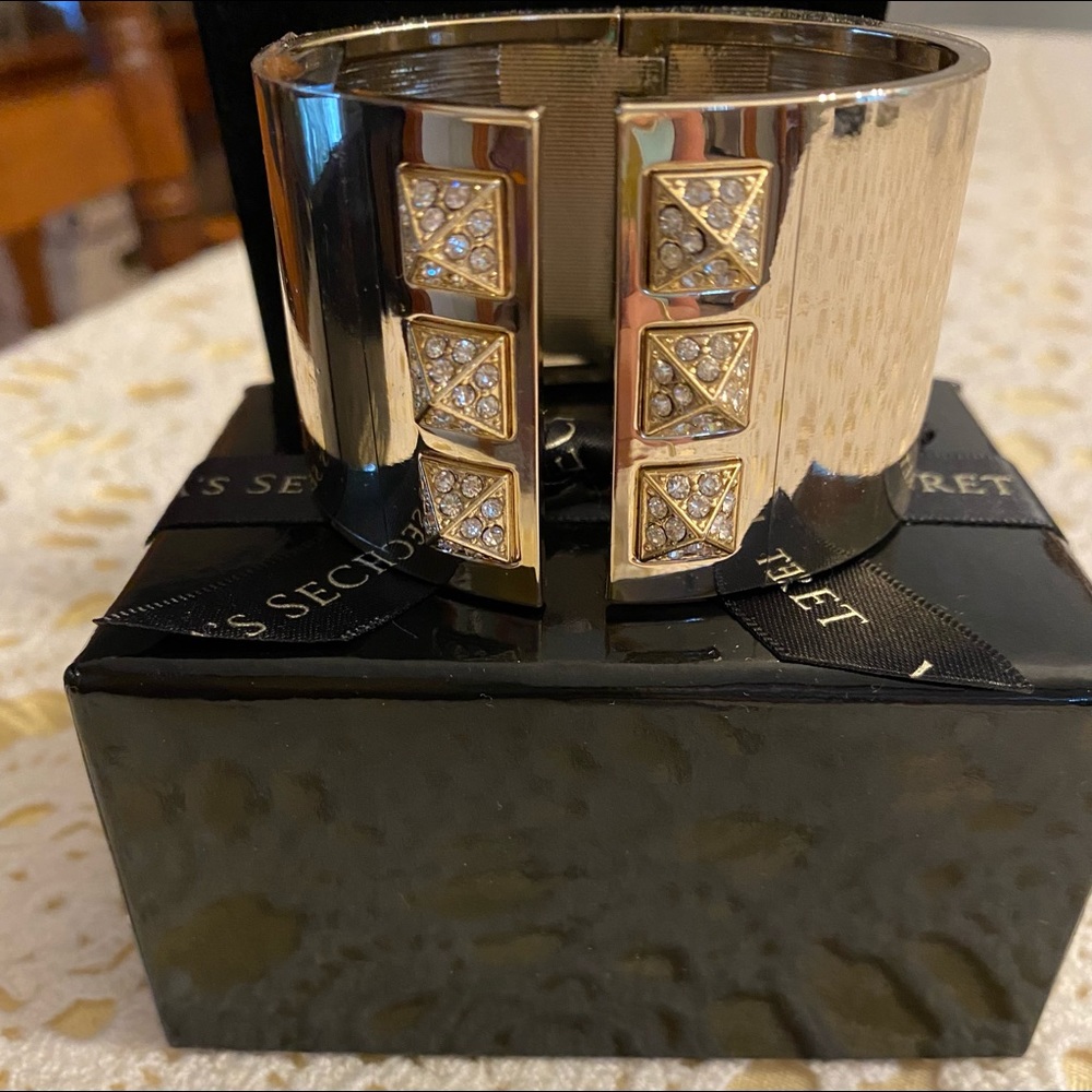 NWOT VICTORIA’S SECRET HINGED BRACELET GOLDTONE